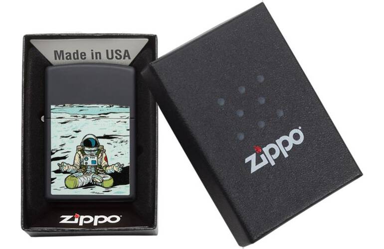 ZIPPO Feuerzeug Astronaut Sitting on the Moon - 60004849